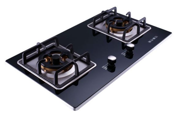 燃?xì)庠?></p>
<p><br></p>
<p>一、不銹鋼燃?xì)庠?/p>
<p>不銹鋼燃?xì)庠畹淖畲筇攸c就是強(qiáng)度非常高，不管你的廚具有多種，不銹鋼燃?xì)庠疃际悄軌虺惺艿米〉?！而且，它還有一個很大的優(yōu)點就是很容易清潔，如果灶臺上面臟了的話，我們只需要用一個濕抹布輕輕地在灶臺上擦一遍，上面的油污就會被我們清潔干凈了！除此之外，耐高溫也是不銹鋼燃?xì)庠畈坏貌徽f的優(yōu)點，我們在使用燃?xì)庠畹臅r候，灶面上溫度肯定是非常高的，但是不管你的溫度有多高，不銹鋼都能承受，不會發(fā)生變形影響美觀。但是不銹鋼燃?xì)庠钜灿腥秉c，就是它非常容易被腐蝕，基本上，一個新的不銹鋼燃?xì)庠畋晃覀冇脗€幾年后，上面就銹跡斑斑了，看上去非常丑！而且，它還很容易被硬物劃傷，廚房里的刀、鍋鏟什么的，都能夠?qū)λ斐蓚Γ?/p>
<p><br></p>
<p>二、玻璃燃?xì)庠?/p>
<p>玻璃燃?xì)庠钭畲蟮奶攸c就是好看，高質(zhì)感、高強(qiáng)度、防刮花，而且它的耐腐蝕性非常高，平時滴的油污、洗潔精什么的，根本不會對玻璃燃?xì)庠钤斐捎绊?。如果玻璃燃?xì)庠钆_面上變臟了的話，一樣的用一張抹布就能很好地清潔干凈！如果按正常使用狀態(tài)下估算的話，玻璃燃?xì)庠畹氖褂媚晗薜囊炔讳P鋼燃?xì)庠罡叩?，因為它的臺面采用的是鋼化玻璃，承受破壞和腐蝕的能力要比不銹鋼更厲害！</p>
<p>?</p>
<p>相比之下燃?xì)庠畈讳P鋼臺面耐高溫，耐腐蝕性也不錯，但是它不太耐摩擦，容易刮花，影響美觀還有質(zhì)感。而鋼化玻璃清洗起來更容易，用抹布擦洗，如果有頑固污漬也可以用鋼絲球刷洗，不會影響表面的光滑，顯得更加美觀有質(zhì)感。之所以燃?xì)庠畈Ａ姘逵羞@么多的優(yōu)勢也是受到越來越多消費者的喜愛與追求。其實我們不難發(fā)現(xiàn)玻璃面板的選擇更加有優(yōu)勢。</p>
<p><br></p>
<p>以上的講解就是關(guān)于燃?xì)庠钆_面是選擇不銹鋼的好還是<a href=